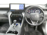 運転席からの視界はこんな感じです☆お気軽にご来店いただき、実際に座って是非お確かめください。ドライバーに寄り添う快適な操作フィールをもたらすステアリングです。