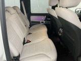 メルセデスのシートは少し硬めになっております。長時間の運転の際、適度な反発があることでお尻や腰の負担を減らす効果が御座います。