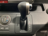 5速AT車のセレクトレバーです。低速から高速までスムーズな走りを実現するとともに、エンジン効率のよい領域を維持することで燃費にも貢献します。