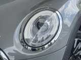 ●LEDヘッドライト:夜間走行時も良好な視界を確保し安心して運転できる高輝度LEDヘッドライトを装備!点灯速度が早く、消費電力も抑えられています。