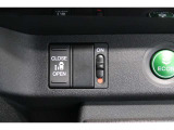 【左電動スライドドア】力を入れずにラクラクドア開閉♪左側電動スライドドア装備車両◎右側スライドドアは手動開閉です。狭い駐車場での乗り降りもラクラク♪挟み込み防止機構装備でお子様の乗り降りも安心◎
