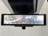 【インテリジェント ルームミラー】車両後方のカメラ映像をミラー面に映し出すので、車内の状況や、天候などに影響されずいつでもクリアな後方視界が得られます!