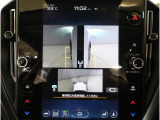 左右のサイドカメラ映像を同時に表示し、車両周囲の死角をしっかりカバー。狭い道や駐車時の接触リスクを減らし、安心して操作できる視界を確保します。