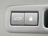 ワンタッチでバックドアが開閉。重たいバックドアも力いらずで開閉できる便利なパワーバックドア付きです!