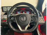 握り心地の良い、専用ステアリングを装備しています!