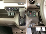 足元スッキリ、インパネシフトです。パーキングブレーキは電子制御パーキングブレーキタイプなので、運転席と助手席の間がスッキリしています。