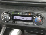 【オートエアコン】車内温度を感知して自動で温度調整をしてくれるのでいつでも快適な車内空間を創り上げます!どの席に座っても快適なドライブが楽しめます♪