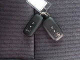 電子キーをポケットやカバンに入れているだけで、ドアの開錠・施錠が行えます。荷物を抱えていてもラクラク開閉です。エンジン始動も行えます。