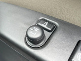 【電動格納ミラー】サイドミラーは電動格納式となっており、狭い駐車場でもキズがつくリスクを抑えられます。
