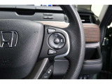 Hondaセンシングの機能のひとつ、アダプティブクルーズコントロール付!アクセルから足を離しても設定したスピードと前車との車間を保ち走行してくれます!車線維持もアシスト☆高速道路で疲労軽減ですね☆