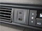 ◆USB接続端子◆スマホやiPodなどを接続して、いつもの音楽を車内でもお楽しみいただけます♪