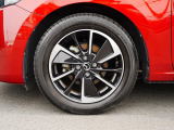 標準装備の純正16インチアルミホイール。タイヤサイズは185/60R16です。