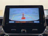 バックガイドモニター付きです。車の後方に小型カメラが付いており、バックする際の後方の様子をモニター上に表示します。