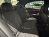 メルセデスのシートは少し硬めになっております。長時間の運転の際、適度な反発があることでお尻や腰の負担を減らす効果が御座います。