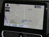 【10.5インチ純正ナビ】純正ナビを装備。タッチパネル式で使いやすく、詳細地図により目的地をピンポイントで設定できます。初めての道でも迷いにくく、ロングドライブも快適ですよ♪