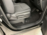 運転席の画像です。十分なスペースがあり、ゆったりした状態で運転していただけます♪