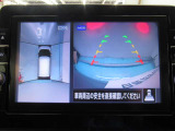 アラウンドビューモニターは4方のカメラで真上から車を見たようにモニターで確認ができます。周辺の安全確認、小さなお子様や障害物も目視で確認できるので駐車のしやすさだけでなく、事故防止にも役立ちます。
