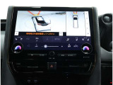 サイドクリアランスビュー表示中に、旋回時の運転操作に合わせて自動で車両を斜め後方から見たような映像を表示。