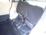 ◆チップアップ&ダイブダウン機構付【ULTR SEAT】は後席座面を左右分割で跳ね上げることができます。トランクで積載できない背の高い荷物をラクラク収納できます。ホンダ車ならではの人気装備です。