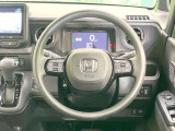 インテリアに合わせたデザインのステアリングは、運転される方のことも考え、運転しやすい形状、大きさです。是非一度、実際に触ってお確かめください。
