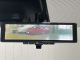 【インテリジェント ルームミラー】車両後方のカメラ映像をミラー面に映し出すので、車内の状況や、天候などに影響されずいつでもクリアな後方視界が得られます!