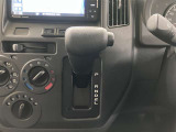 シンプルで使いやすい位置にスイッチがあるマニュアルエアコン搭載車です