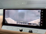 フロントワイドビューで曲がり角や見づらい走行車を確認できます。