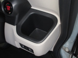 運転席と助手席にはドリンクホルダーがあります。取りやすい位置にありますからドライブも楽しくなりますね!