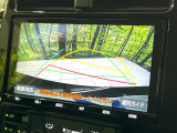 【バックカメラ】駐車時に後方がリアルタイム映像で確認できます。大型商業施設や立体駐車場での駐車時や、夜間のバック時に大活躍!運転スキルに関わらず、今や必須となった装備のひとつです!