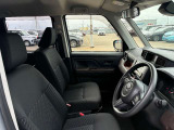 運転席の画像です。足元やシートまわりに余裕があり、リラックスした姿勢で運転が可能です。視界も良好で操作系へのアクセスもしやすく、快適で安心感のあるドライブをサポートします。