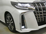 LEDヘッドライトです。デザイン性がよくとても明るいので、夜間の走行や悪天候でも安心です。しかも長寿命!