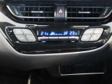 左右独立温度コントロールフルオートエアコンです。運転席、助手席それぞれで独立して温度設定ができます。冷え性の方が乗っても安心ですね♪