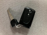 スマートキーを装備しています☆カギをカバンやポケットに入れて頂いた状態でドアロックの開閉やエンジンスタートをして頂けますよ!とても便利な装備です!