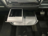 ミニテーブルとしてもカップホルダーとしても使用できる2WEY仕様です!使用しないときは収納できるのでスマートな車内空間を維持できます♪