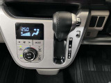 オートエアコンなので車内で快適に過ごせます。
