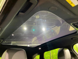 車の中とは思えない開放感!天井一面が大きなガラス張りで車内が明るい光で満たされます。外の熱や紫外線をしっかりカットする特殊ガラスなので、日焼けや暑さを気にせず、自然を満喫することができます。