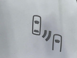 【ブラインドスポットモニター】走行中、ドアミラーの死角になりやすい箇所に後続車が接近するとサイドミラーのレンズに警告を表示!ドライバーに注意喚起をしてくれます。