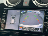 アラウンドビューモニター。上空から見下ろしているかのような映像を映し出して周囲を確認し、スムースな駐車をアシストします。