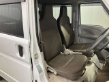 前席のフロアに障害物がなく足元に広いスペースを確保。運転席、助手席間を自由に移動できるので、ドライバーが助手席ドアから乗り降りする際にも、スムースに移動できます!