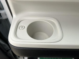ホットドリンクをちょうどいい温度でキープしてくれる保温機能付きのホッとカップホルダーは軽初の装備!運転席と助手席に装備♪