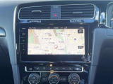 スマートフォン用アプリ[Apple CarPlay][Android Auto]対応の純正ナビ Discover Pro を装備、ラジオのほか、USB、Bluetoothハンズフリー通話にも対応。