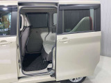 【両側オートスライドドア】子供を乗せたりするのにも隣のお車を気にせずストレスフリー★雨の日などはリモコンキーからドアの開閉ができとても便利な両側オートスライドドア★