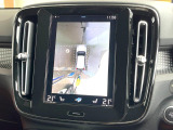 【360&deg;ビューカメラ】4台の高解像度カメラで360度の鳥瞰図を表示。隣の車や壁、死角にある障害物などを画面で確認できるため、狭いスペースでの駐車・出入りも安心です。
