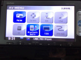 1セグテレビ搭載。DVD・CD再生、SDカード、USB入力、Bluetoothオーディオに対応しています。