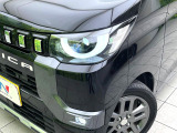【LEDヘッドライト】悪天候や夜間走行時も良好な視界を確保し安心して運転できる高輝度LEDヘッドライトを装備!点灯速度が早く、消費電力も抑えられています。