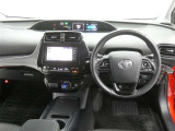 運転席からの視界はこんな感じです☆お気軽にご来店いただき、実際に座って是非お確かめください。ドライバーに寄り添う快適な操作フィールをもたらすステアリングです。