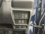横滑り防止装置、車線逸脱警報システムなどの安全装備も充実。バック時の障害物を検知し知らせるコーナーセンサーや、360&deg;ビューモニター、リアゲートの開閉スイッチがあります。