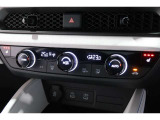 運転席と助手席の温度設定の変更が可能な左右独立タイプのデュアルエアコンです♪♪♪暑がりな人・寒がりな人も誰もが車内を快適にお過ごしいただけます♪♪♪