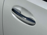 シートヒーターはエアコンより温まるのが早く、寒い日の運転には欠かせない装備です。3段階の温度調節ができ、快適な温度でドライブいただけます。