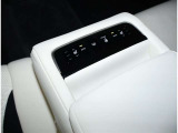 夜間走行でも安心のLEDへッッドライト搭載車です。とても明るく白い光で照らします。この装備も人気のアイテムですね